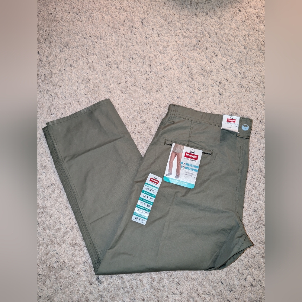 NWT Wrangler Men's Outdoor All Terrain Chino Straight Pants in Green, Size 40x30